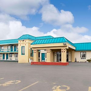 Econo Lodge יוטיקה Exterior photo