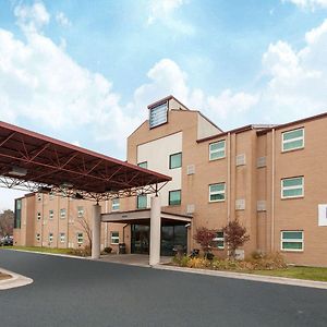 Travelodge By Wyndham Romulus Detroit Airport Exterior photo