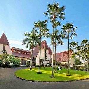 Grand Tropic Suites Hotel סוראבאיה Exterior photo