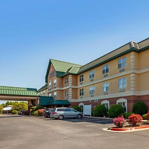 Comfort Inn & Suites Fayetteville-University Area Exterior photo