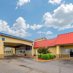 Econo Lodge Inn & Suites Triadelphia - Wheeling Exterior photo