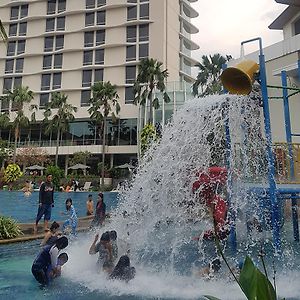 בקאסי Hotel Santika Premiere Kota Harapan Indah Exterior photo