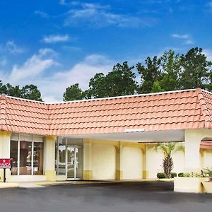 מלון Ramada By Wyndham וולטרבורו Exterior photo