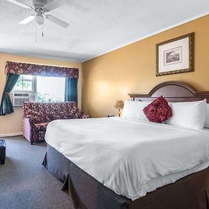 טילטון Econo Lodge Inn & Suites Exterior photo