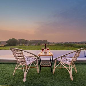 Saffronstays Onellaa, Nashik - Infinity Pool Villa Surrounded By A Vineyard Exterior photo