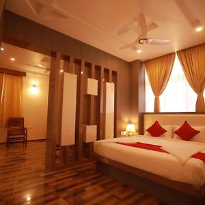 מלון Alāndurai Sree Bharat Residency Exterior photo