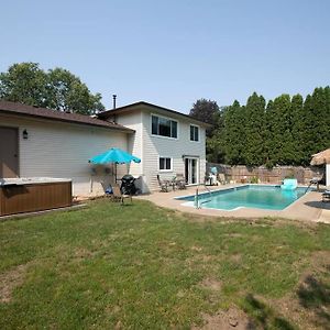 North Saint Paul Home In Suburban Neighborhood With Pool\Hot Tub Exterior photo