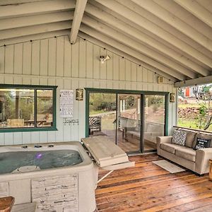 הוילה Cozy Pine Retreat With Private Hot Tub And Views Exterior photo