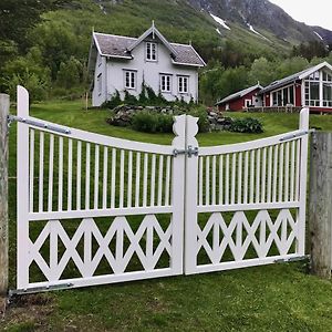 Lyngseidet Kjosen Lodge, Lyngen. Exterior photo