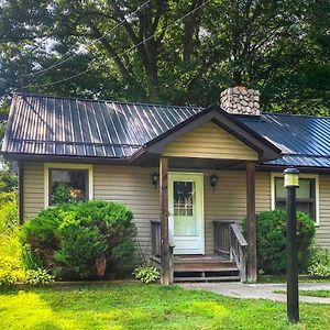 Hartstown Custom-Built Lakefront Cottage With Spacious Yard! Exterior photo