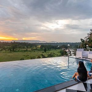 קארג'אט Stayvista'S Vine & Splash - Riverside Villa With An Infinity Pool And Terrace Exterior photo