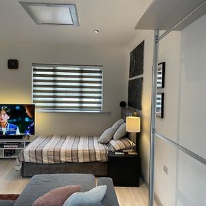 דירות קמבורן Fully Detached Studio Annexe With Double Bed For 2 & Sofa Bed For 2 Exterior photo