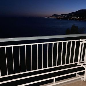 ונטימיגליה Cliffside Apartment With Stunning Riviera Views Exterior photo