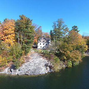 לי Lakehouse Inn Exterior photo