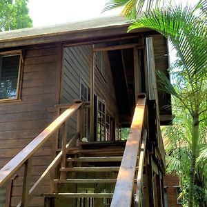 דירות סנדי ביי Tropical Treehouse Exterior photo