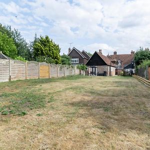 Brasted Beautiful 2 Bedroom House With Spacious Garden Bbq Exterior photo