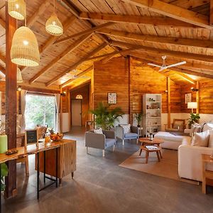 קארג'אט Anjee'S Chalet By Stayvista - Mountain-View Villa With Classic Wooden Interiors, Lush Lawn & Snooker Table Exterior photo
