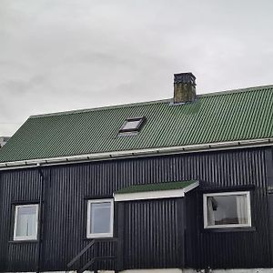 הוילה Hyggeligt Gammelt Hus I Vestmanna Exterior photo
