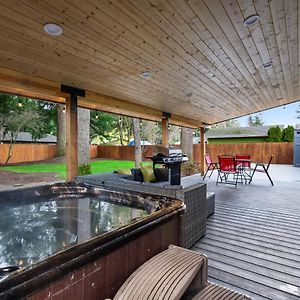 ונקובר Cheerful One Level Home With Hot Tub And Beautiful Yard Exterior photo