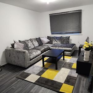 ווסט ת'ורוק 1 Bedroom Service Apartment With Netflix Exterior photo