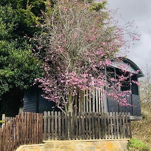 הוילה באנבורי The Cherry Tree Gypsy Wagon Exterior photo