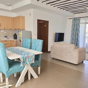 מומבסה Kikambala Luxurious Two Bedroom - Beachfront, Swimming Pool View, Wifi, Smart Tv, Ample Parking, 24Hr Security Exterior photo