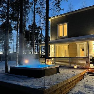 רובניימי Luxurious Villa Snow With Jacuzzi Exterior photo