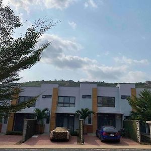 Aiyimensa Modern 2 Bedroom Townhouse In Accra Exterior photo