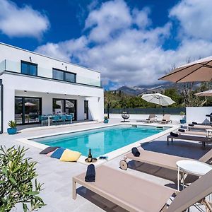 מליני Villa Invigo - Brand New Private Pool Villa Exterior photo