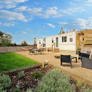 Little Clacton Orchard View Retreat - Dog Friendly, Enclosed Private Garden With Weather Dependant Hot Tub - Not On A Holiday Park Exterior photo