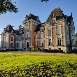 Saint-Estephe  Chambres D'Hotes Au Chateau De Puycharnaud Exterior photo