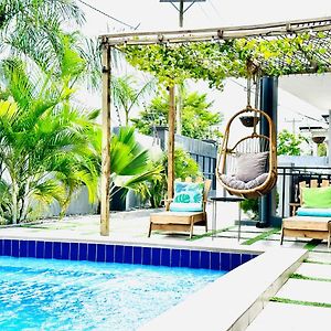 אקרה Luxurious Villa With Private Pool Hot Tub And Bar Exterior photo