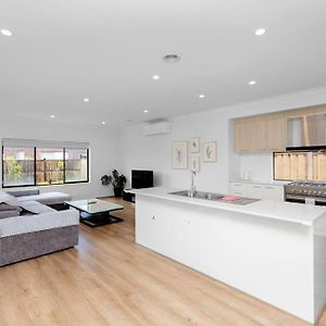 פוינט קוק Spacious 3Br Family Home With Bright Style Living Exterior photo