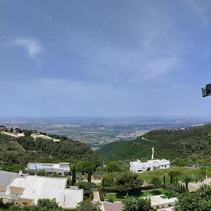 Large Vacation Apartment With A Stunning View In Isfiya, Mount Carmel - דירת נופש עם נוף מדהים בעספיא Exterior photo