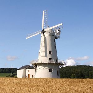 הוילה Monkswood Llancayo Windmill Exterior photo