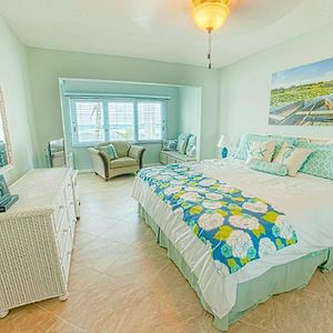 Sion Farm Gorgeous Ocean Views! Welcome To Bella Breeze! Beachfront 2Br 2Ba Exterior photo