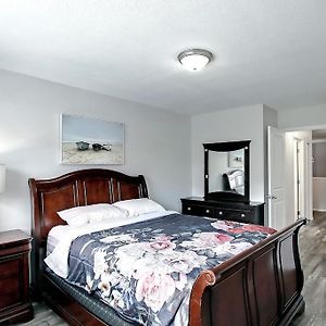 YYC Amazing 5Bedroom, 3Baths, Ac, Quiet Rd, Close To Lrt Exterior photo