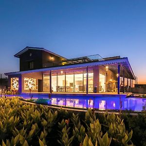 נאסיק Casa Del Verde By Stayvista - Orchards Oasis With A Pool, Spacious Lawn, Terrace & Indoor Games Exterior photo
