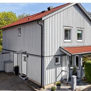 הוילה Surte Modern And Luxurious House -13 Min By Train From Gothenburg Exterior photo