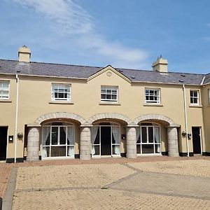 ניוארי The Downshire Arms Apartments Hilltown Exterior photo