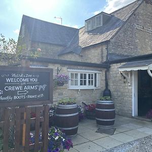 לינה וארוחת בוקר Hinton in the Hedges The Crewe Arms Exterior photo