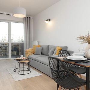 ורשה Modern & Bright Apartment With Parking And Balcony By Renters Exterior photo