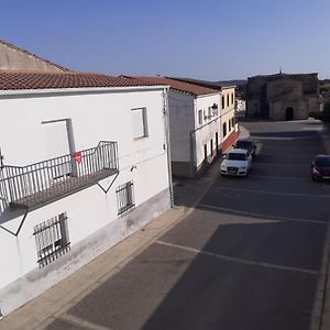 מלון Calzadilla Hostal Extrelucia Exterior photo