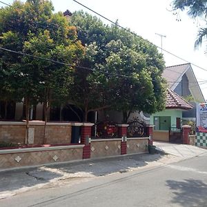 Bonorejo Azifa Inn Solo Near Rs Jih Solo Exterior photo