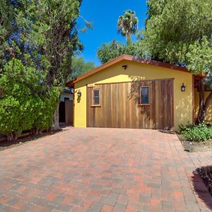 דירות לוס אנג'לס Sleek Woodland Hills Retreat With Shared Pool And Yard Exterior photo