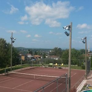 Chicoutimi Logement Avec Stationnement Tennis Et Piscine Exterior photo