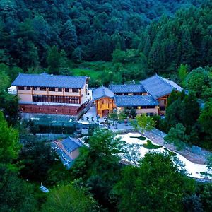 מלון Wudangshan Wudang Mountain Manju Manor Exterior photo