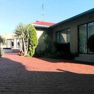 יוהנסבורג Zwelibanzi Guesthouse Exterior photo