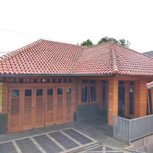 קונינגן Rumah Kayu Syariah Exterior photo
