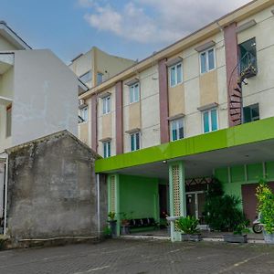 Surakarta  Hotel Dmadinah Inn Gentan Exterior photo